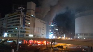 ＪＲ仙台駅前のビルで火事　男性１人搬送　消火活動続く