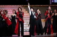 「未来へのOne　Step！」ランベス・ウォークで盛り上がる（前列左から）風花舞、真琴つばさ、剣幸、安寿ミラ、和央ようか