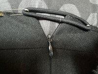 「6割ファスナー」が「7割ファスナー」になり、無事帰還。安全ピン⇔ヘアゴム⇔安全ピン最強！！（suuchee matsuuraさんThreadsより）