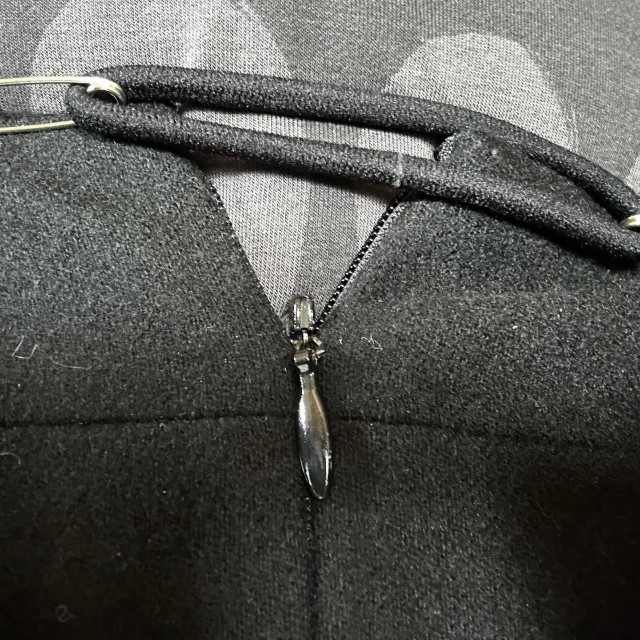 「6割ファスナー」が「7割ファスナー」になり、無事帰還。安全ピン⇔ヘアゴム⇔安全ピン最強！！（suuchee matsuuraさんThreadsより）