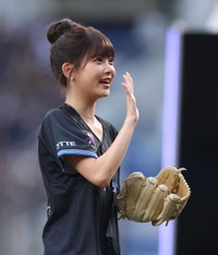 ファンに手を振るLE SSERAFIMのHONG EUNCHAE＝ZOZOマリンスタジアム