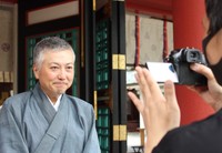 カメラの前で意気込みを語る梅若基徳さん＝西宮神社