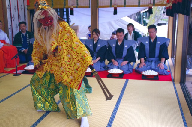11月に行われる例大祭では、参拝客が天狗に「卵を食べろ」と強要される儀式も行われる。こちらも、必ずお断りするそう！
