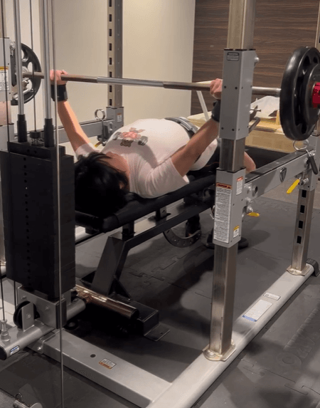 現在はベンチプレスに励むAyumiさん ／Ayumiさん（@ayumi.ax）提供