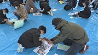 新見市の新砥小学校で行われたカレンダー作り（3月12日）