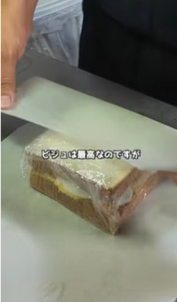 ラップの上からクッキングシートで包んでいく／筒井チャンネルさん（@tsutsuuuuuui）提供