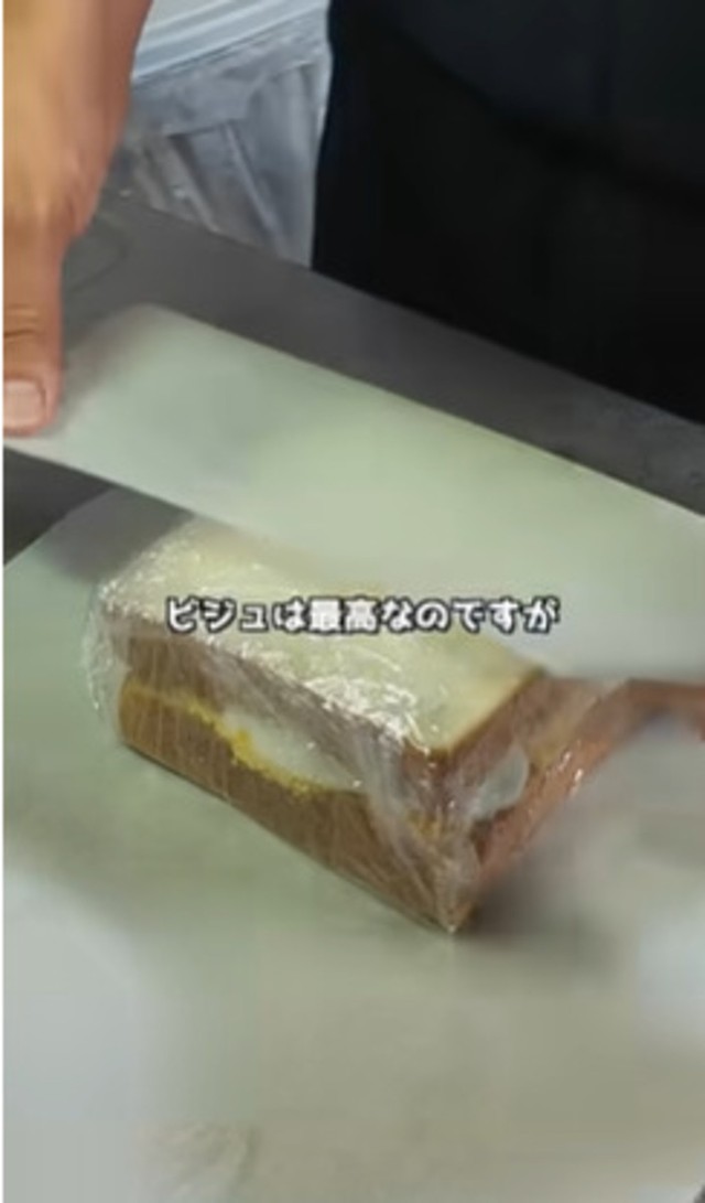 ラップの上からクッキングシートで包んでいく／筒井チャンネルさん（@tsutsuuuuuui）提供