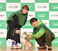 犬をかわいがる南明奈（左）と濱口優＝22年11月
