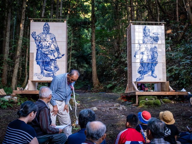 540枚の青いタイルに宿る「仁王像の魂」 時空を超えて奥出雲に里帰り