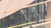 現地調査のため旧香川県立体育館に入る原告ら　高松市福岡町・15日午後