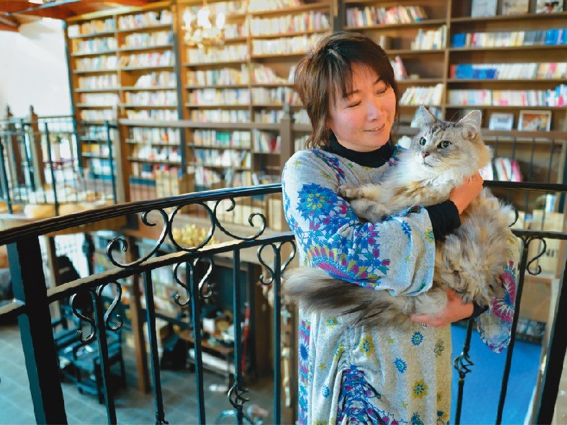 108畳もあるホールにはロフトを付け海外の図書館をイメージ。抱いているのは接客担当の銀次