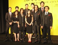 （前列左から）演出のジョナサン・マンビィ氏、石野真子、佐藤健、石原さとみ、橋本さとし、長谷川初範、（後列左から）尾上寛之、賀来賢人、菅田将暉、姜暢雄＝2012年