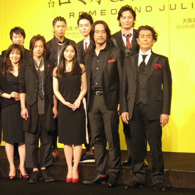 （前列左から）演出のジョナサン・マンビィ氏、石野真子、佐藤健、石原さとみ、橋本さとし、長谷川初範、（後列左から）尾上寛之、賀来賢人、菅田将暉、姜暢雄＝2012年