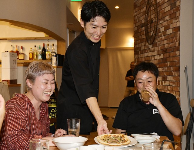 引き継いだ「ダイニングＰＯＮＤ」を切り盛りする奥村隼也さん（中央）＝島根県邑南町矢上