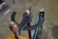 パテント・モトール・ヴァーゲンのハンドル。この手前の木の部分を握って左右に回すと、尖った矢印の方向に車が進む