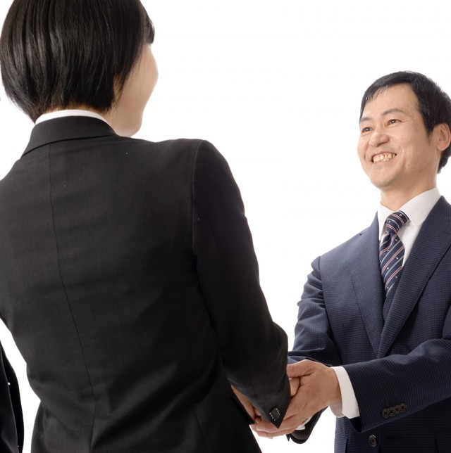 内定承諾後に第一志望から合格通知が…　※画像はイメージです（ACworks/photoAC）