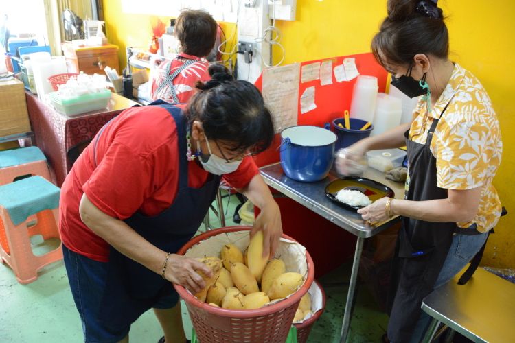 マンゴーがおいしい１月～５月ごろしかお店は開かない。皮をむいてその場で盛り付けていく＝４日、バンコク、翁長忠雄撮影