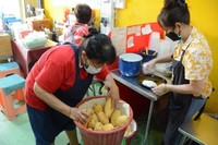 マンゴーがおいしい１月～５月ごろしかお店は開かない。皮をむいてその場で盛り付けていく＝４日、バンコク、翁長忠雄撮影