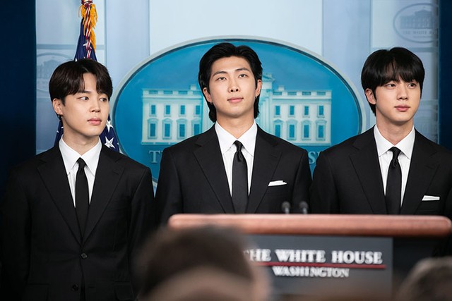 米ホワイトハウスの定例会見に参加するBTSのJIMINさん、RMさん、JINさん
