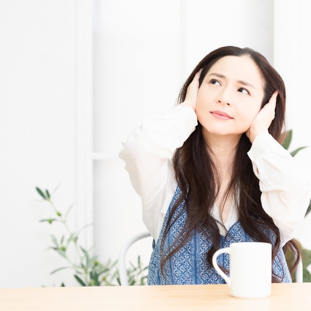 分譲マンションの上の階から大きな音が…　※画像はイメージです（TicTac/photoAC）