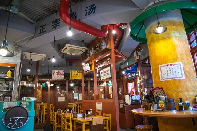 4人テーブル、カウンターなどあってお一人様でも利用しやすい