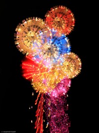 カメラの技術と融合した洗濯バサミで表現された花火（提供：洗濯バサミフォトグラファー・岡本なうさん）