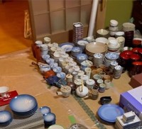 「湯呑みは118個」も驚きですが、なぜか急須もいっぱいありました（提供：sahika.artさん）