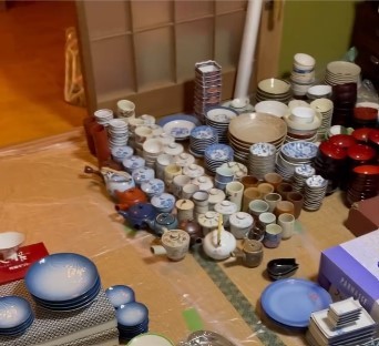 「湯呑みは118個」も驚きですが、なぜか急須もいっぱいありました（提供：sahika.artさん）