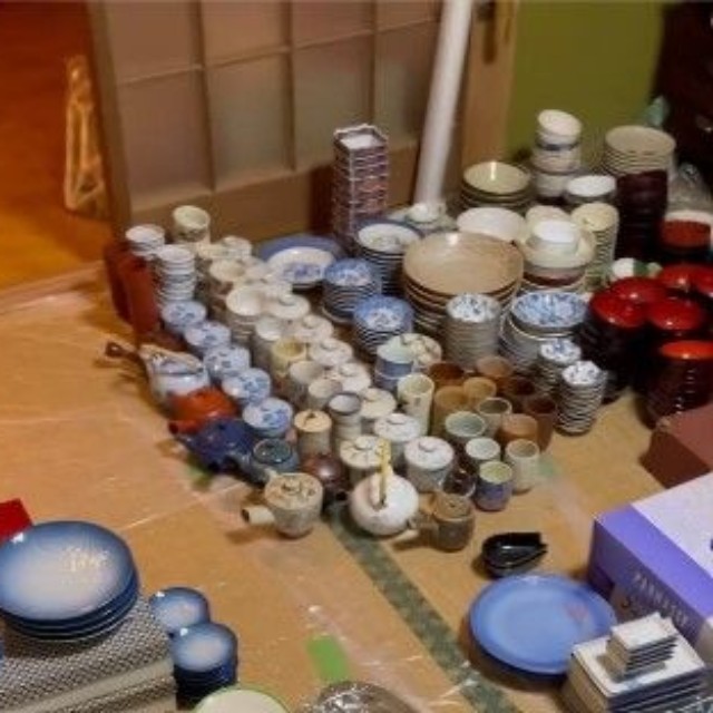 「湯呑みは118個」も驚きですが、なぜか急須もいっぱいありました（提供：sahika.artさん）