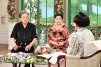 28日放送の「徹子の部屋」に出演する三原綱木（左端）とケイ・アンナ。手前は司会の黒柳徹子＝テレビ朝日提供