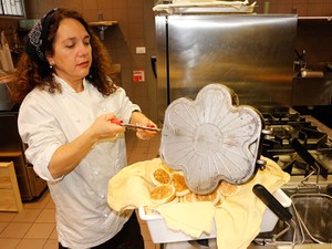 ボローニャの「命の花」刻んだパン　生きる喜び伝えて