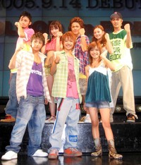 お披露目イベントに登場したAAAの（前列右から）宇野実彩子、西島隆弘、興真司郎（後列右から）浦田直也、伊藤千晃、末吉秀太、後藤友香里、日高光啓＝2005年撮影