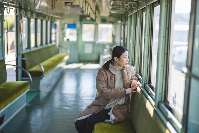 人がまばらな車内…鉄道で都心へ休日お出かけする人が減りました　※画像はイメージです（peach100/stock.adobe.com）