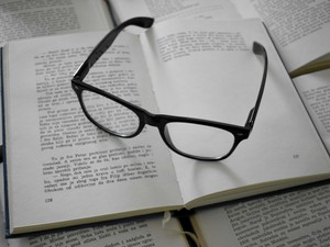 ウケ狙いで変なメガネを買ったら、自分の色メガネに気付いた