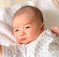 鉄腕アトムみたいなポーズが話題の赤ちゃん（提供：@sayurilifestyleさん）
