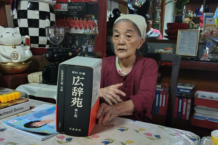 プロ野球の広島カープにちなんで名前をつけた「カープレストラン」を経営する店主の岸川浩子さん（88）は広島出身でパラオに来て約30年。広辞苑を置いて日本語を忘れないようにしていると話す