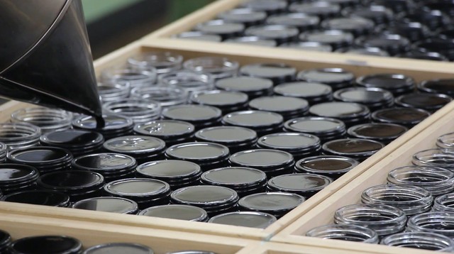 容器の縁で正確に止める手注ぎの職人技（画像提供：株式会社コロンブス）