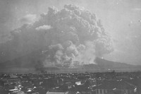 城山公園から望む1914（大正3）年1月の「桜島大正噴火」の様子＝鹿児島県立博物館提供