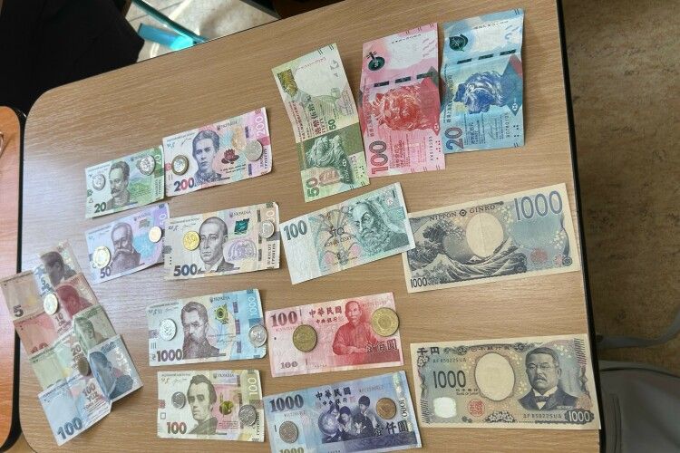 休み時間にクラスメイトと自国の通貨を紹介しあった＝小林杏樹撮影