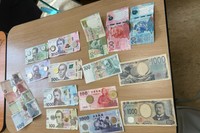 休み時間にクラスメイトと自国の通貨を紹介しあった＝小林杏樹撮影