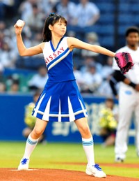 ファーストピッチに登板した牧野真莉愛＝2017年5月30日、ZOZOマリンスタジアム