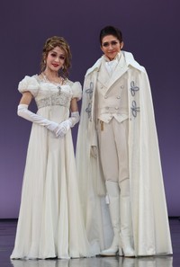 宝塚歌劇雪組新人公演「ボー･ブランメル」に主演した律希奏（右）と華純沙也那＝宝塚大劇場