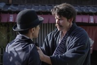 ヘブン（トミー・バストウ）を執筆に向かわせようと、わざと厳しい言葉を向けて焚き付ける錦織　(C)NHK
