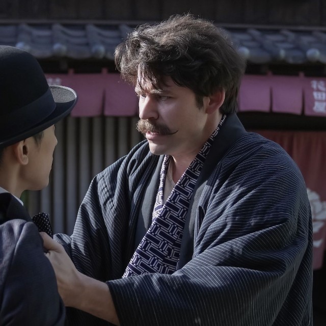 ヘブン（トミー・バストウ）を執筆に向かわせようと、わざと厳しい言葉を向けて焚き付ける錦織　(C)NHK
