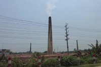 ダッカ郊外の幹線道路沿いには、旧式のれんが工場が立ち並ぶ=2024年5月3日、ダッカ郊外、荒ちひろ撮影