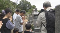 高松市の墓地に県内外から家族連れらがお盆の墓参りに　香川のお盆の風習「白い灯籠」も