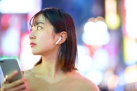 イヤホン・ヘッドホンの使用頻度が高い若年層ほどスマホ難聴の認知率が低い傾向　※画像はイメージです（maru54/stock.adobe.com）