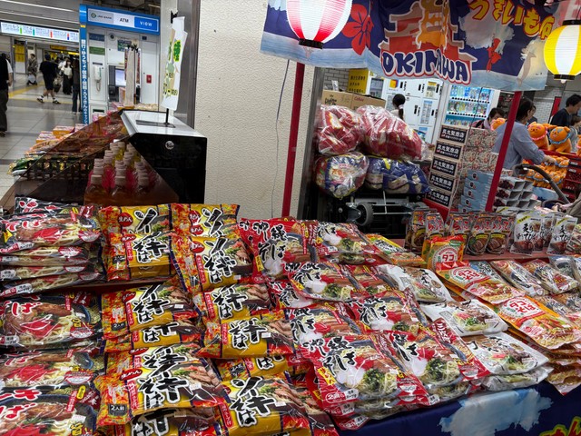 ヒハツに導かれたのか沖縄物産展でソーキそばを買ったというムシカツさん（ムシカツさん提供）