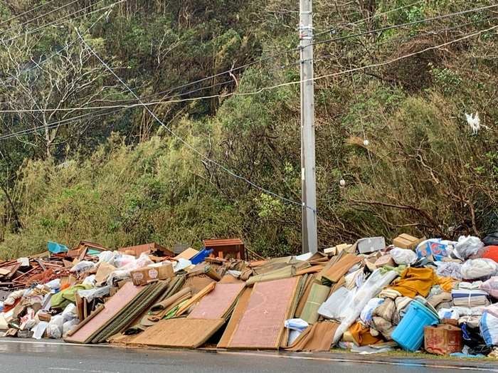 ちくわがはい出てきた瓦礫の山（しまや出版提供）