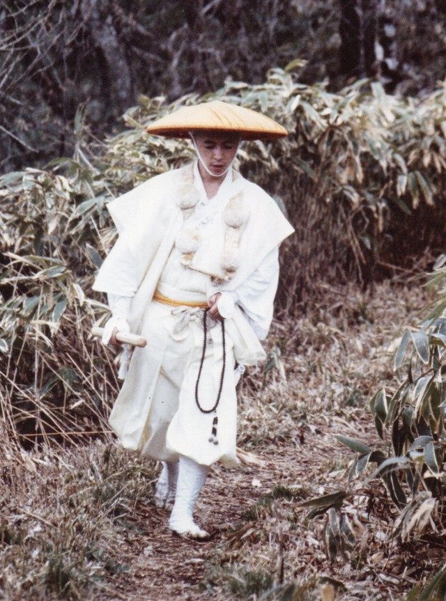 千日回峰行をする若き日の柳澤さん。歴史的快挙を伝えようと多くのメディアが注目し、長期で密着されることもあった